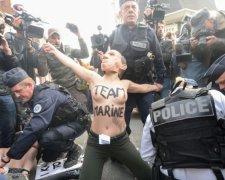 Голий "Путін" прибув на виборчу дільницю Ле Пен