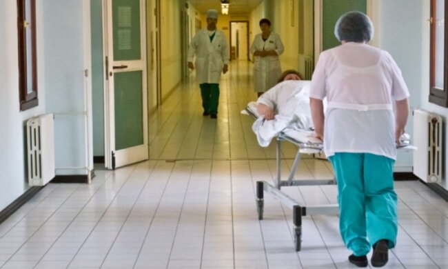 Жінка отримала важке поранення через вибухи в Балаклії