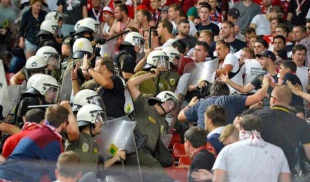 Греческая полиция жестоко избила болельщиков "Баварии" (видео)