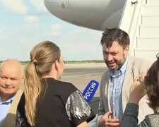 Росіяни сухо зустріли своїх в аеропорту: два журналіста проти тисяч радісних українців за Сенцова і моряків