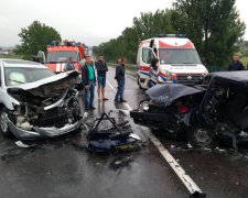 Кривава ДТП на Львівщині: мажор на BMW влетів у водія вантажівки, нещасного збирають по частинах