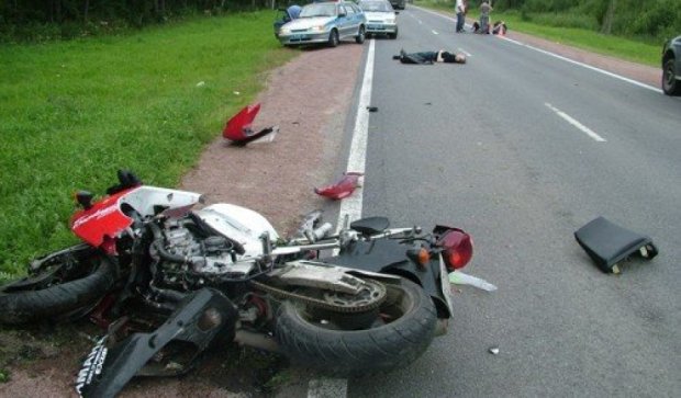 В Киевской области  мотоциклист сбил женщину и двоих детей
