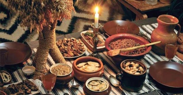 Перед тем как ужинать необходимо прочитать праздничную молитву, etnoxata.com