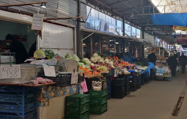 Овочі та фрукти на ринку, фото Знай.ua
