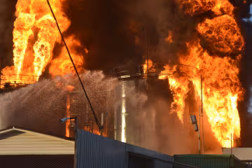 Под Харьковом вспыхнул нефтезавод: десятки пожарных сделали все возможное, детали