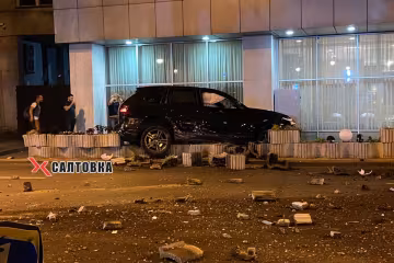 В Харькове элитный Porsche Cayenne разнес пол улицы и "приземлился" в клумбе - водитель таинственно исчез