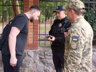 ТЦК та поліція. Фото: скрін youtube