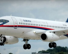 Відмовив двигун, десятки пасажирів опинилися в небезпеці: літак Sukhoi Superjet 100 здійснив екстрену посадку