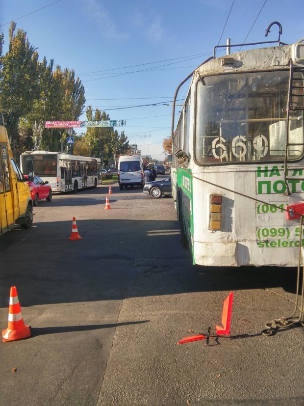 Ріг тролейбуса в центрі міста пробив маршрутку заповнену людьми: відео