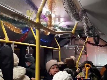 Харковом курсує новорічний тролейбус, городяни в захваті: "Вдома так не прибрано"