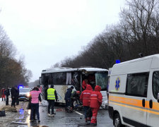 Масштабная авария заблокировала трассу: переполненный автобус столкнулся с легковушкой, за жизни выживших борются врачи