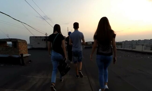 Підлітки на даху, фото: скріншот з відео