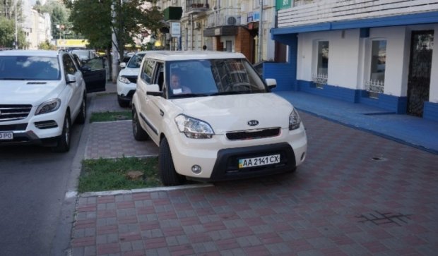 Київські паркувальники перейшли на клумби (ФОТО)