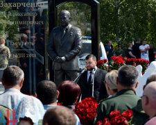 У мережі висміяли окупантів, які "вшановували" пам'ятник Захарченко: "Ну шо ти як неживий, пішли по соточці накатимо"