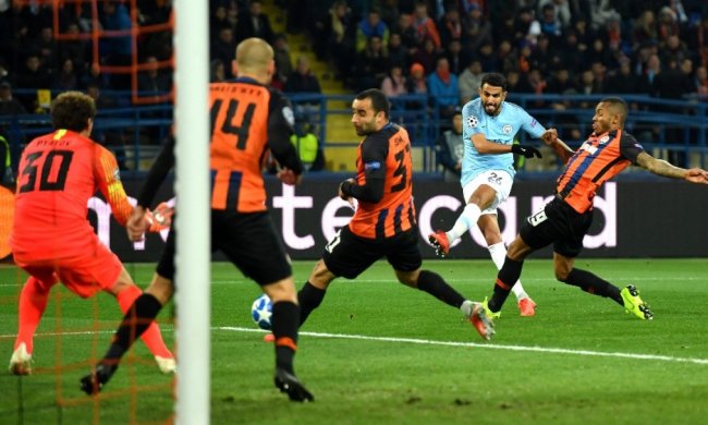 Лидеры Шахтера помогли фанату Динамо уехать: видео