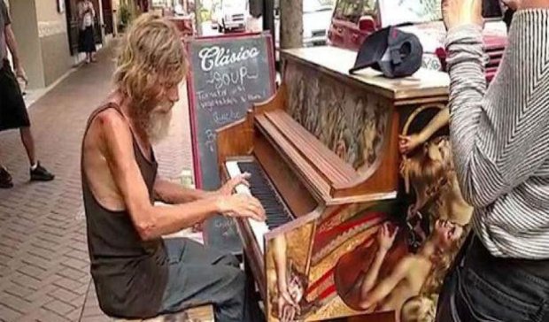 Американський безпритульний став зіркою завдяки грі на роялі (відео)