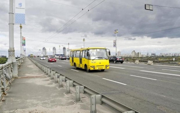 В Киеве маршрутчик на полном ходу въехал в копов