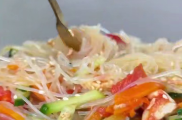 Фунчоза с курицей и овощами, кадр из видео