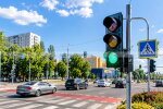 Светофор на перекрестке бульвара Вацлава Гавела и улицы Метробудовской в Киеве