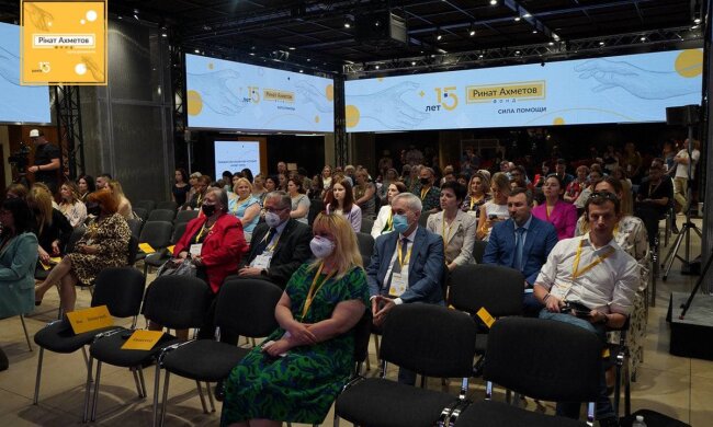 Підсумок роботи Фонду Ріната Ахметова за 15 років: медична допомога, підтримка жителів Донбасу та усиновлення
