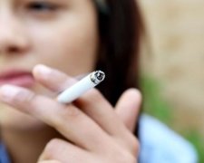 Курящая девушка атаковала охранника в кафе голой грудью