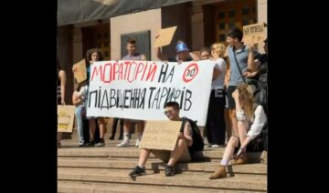 Мітинг киян проти підвищення тарифів на проїзд біля КМДА