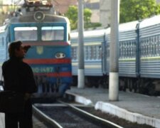 Укрзализныця устроила пассажирам новую порцию ночных кошмаров: "Шторка бодрит", фото