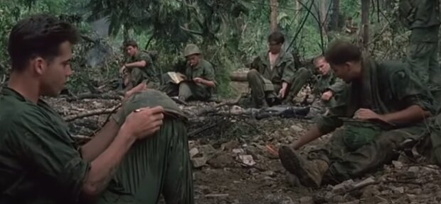 Военные в густом лесу: скрин с видео