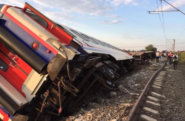 В Турции столкнулись поезда, 4 погибших и десятки пострадавших: кадры с места
