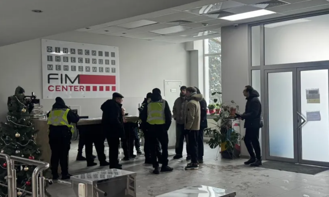 У Києві викрили масштабний шахрайський кол-центр із сотнями іноземців: "охоронці" напали на журналістів (оновлено)