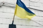 Власник кафе повісив прапор на лопату, фото: radiotrek.rv.ua