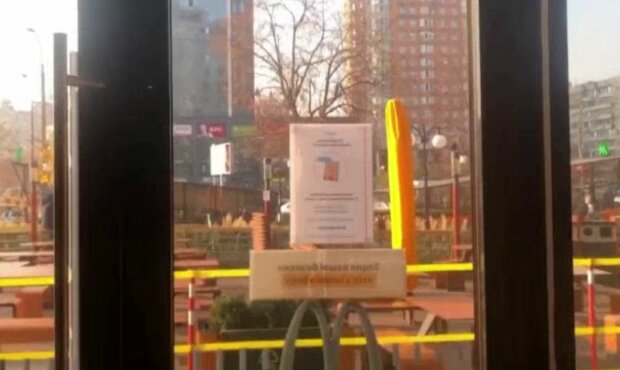Двері "Маку" на Мінській заблокувалися, скріншот: YouTube
