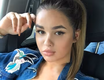 Попытайтесь смотреть в глаза: русская Кардашьян вывалила достоинства в кислотном купальнике