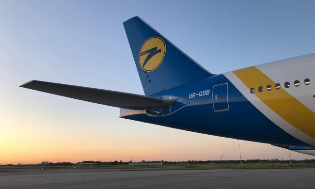 Їхали захищати честь України, а їх заморили голодом: МАУ познущалася над крихітними спортсменками