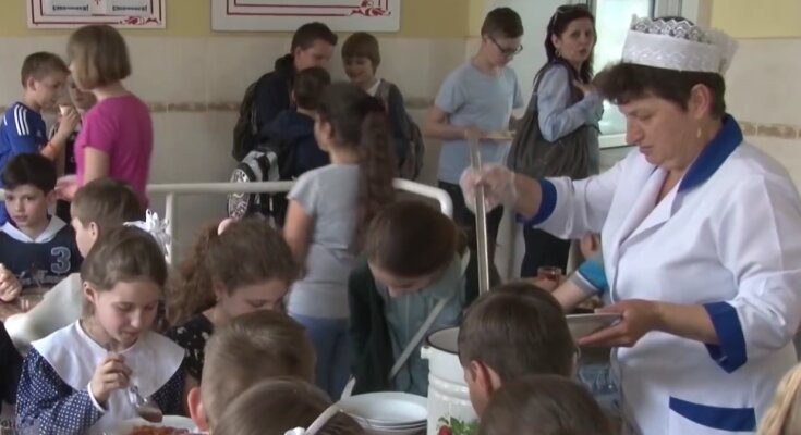 Школьная столовая, кадр из видео