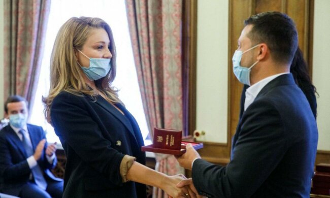 Тина Кароль "выстрелила" в Зеленского соблазнительным взглядом, Потап аж маску снял