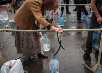 Водопровід із пластикової пляшки, скріншот: Instagram