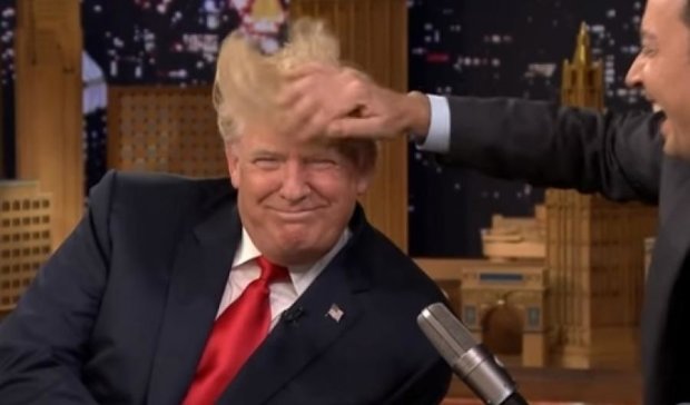 Телеведучий скуйовдив знамениту зачіску Трампа