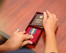 Сестра загиблого українського десантника хоче повернути владі його орден