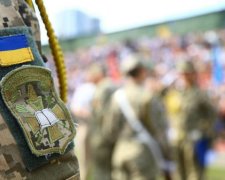"Доводилося бути з повіями, щоб ніхто мене не запідозрив. Тому що було б дивно, що всі - так, а я ховаюся в кутку. Я не хотів, щоб мене викрили.", - ветеран-гей відверто розповів п