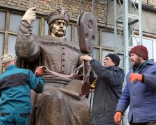 Перший в Україні монумент Мазепі поїхав до Полтави (фото, відео)