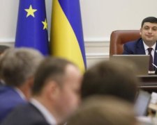 Тарута: поки Гройсман хизується "перемогами", українці тікають за кордон