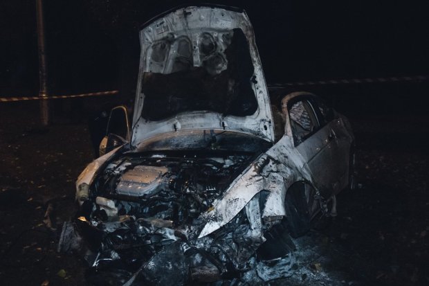 У Києві дорогезний Maserati злетів у повітря: осколки по всій дорозі, деталі інциденту