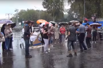 под дождем, скриншот из видео
