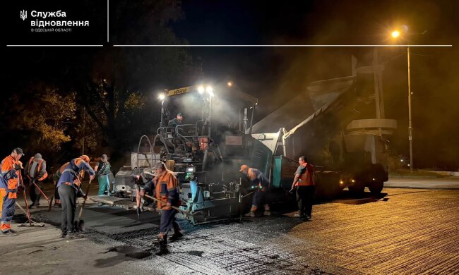 Дорожники обновляют покрытие на объездной дороге Одессы ночью