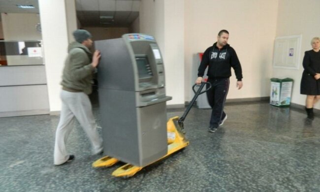 Кількість банкоматів в Україні знизилася на 10%