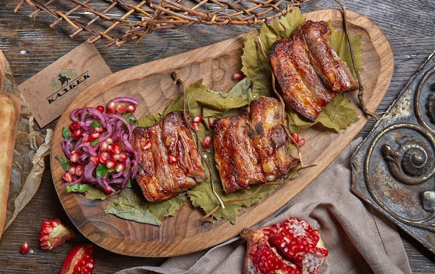 Пальчики оближеш: свинячі реберця барбекю в духовці