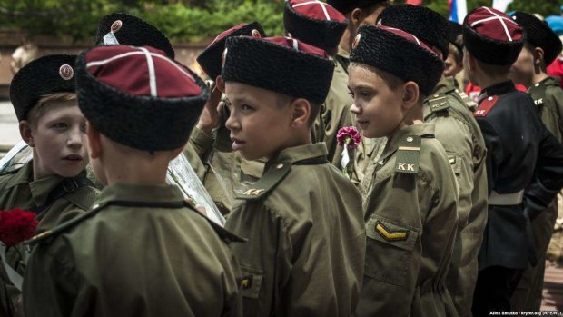 Кремлевская вербовка бьет рекорды: в оккупированном Крыму детей заставляют носить военную форму, дикие кадры