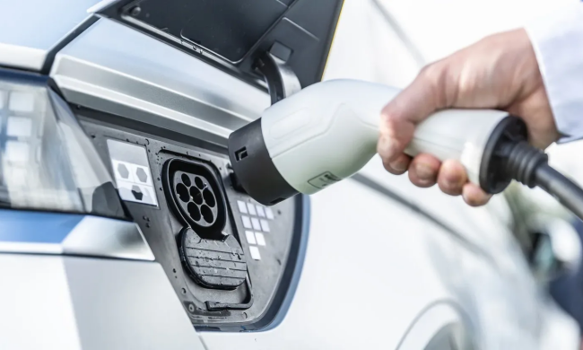 Заряжание электромобилей от розетки может закончиться трагедией: пожары, поломки и штрафы