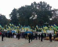 Аграрії під Радою вимагають залишити їм землю